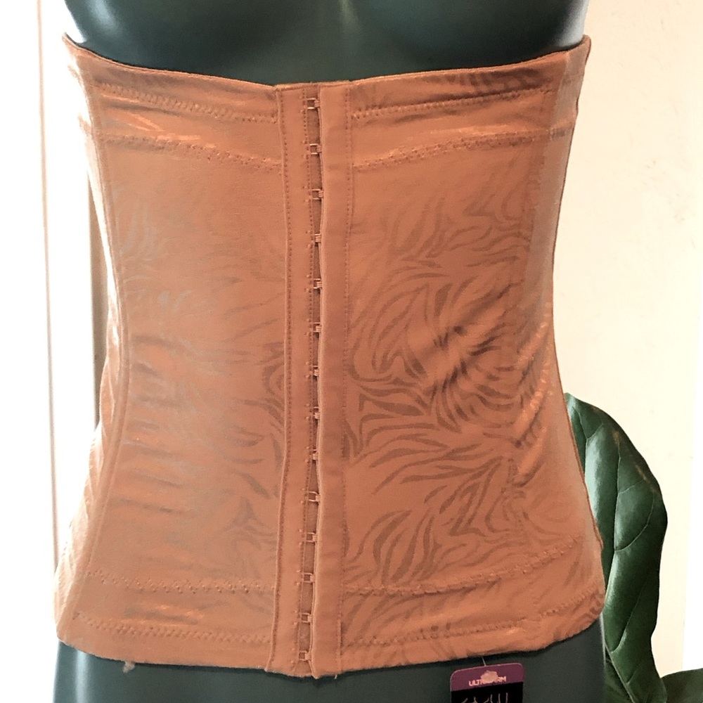 Maidenform waist-cinching shapewear, size large